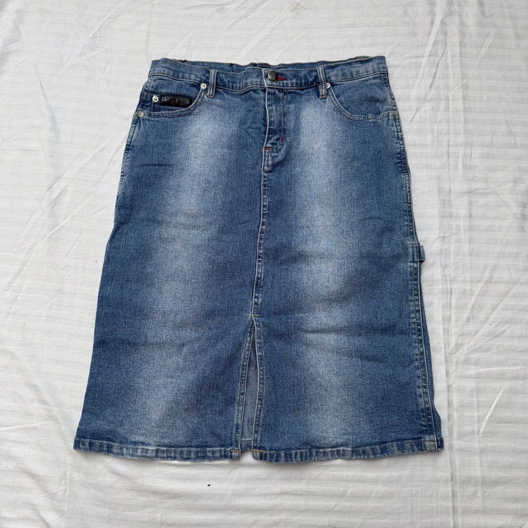 FUBU DENIM SKIRT (Category: Skirts) located in Pasig City. Submitted by jaaard (Listing ID 1466306658, Image 1). Description: Size 28 skirt fubu y2k Pm.