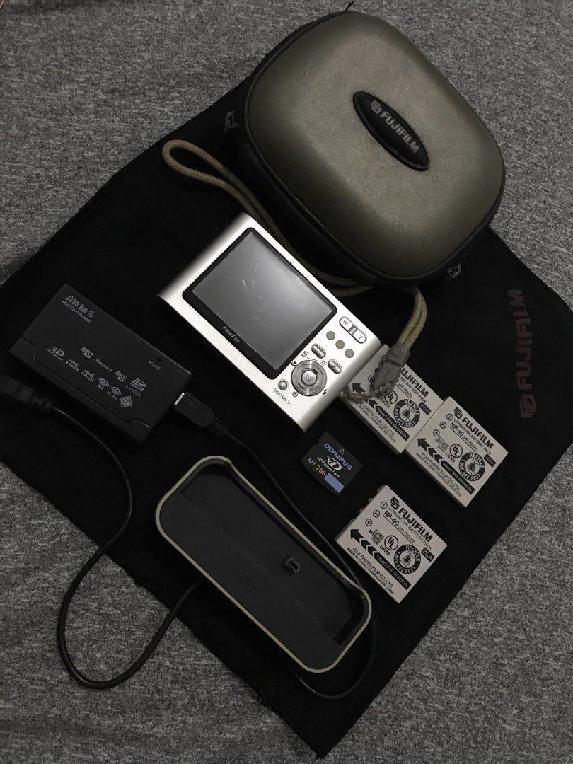Fujifilm digital camera (Category: Cameras) located in San Juan City. Submitted by iyamac (Listing ID 1466301743, Image 1). Description: Digital camera Fujifilm FinePix Inclusions -3 batteries, sd card, charger, camera bag, card reader Fully functional (can take photos and videos) Feel free to message for any inquiries.