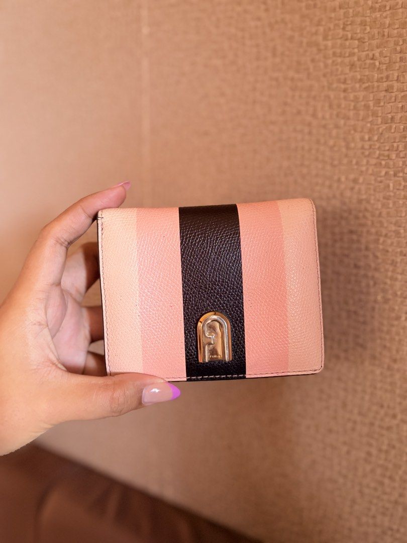 Furla Bifold Leather Wallet (Category: Luxury Bags & Wallets) located in Batangas. Submitted by aylabtoshop (Listing ID 1466333602, Image 2). Description: 🩷Selling low! Pero magaganda pa🩷 💯 orig - wala feyk ganitong model ₱800 Furla 1927 Bifold Wallet Message me send ko detailed pix&video RFS: nagbabawas lang di masyado nagagamit FREE SHIPPING 📦 ✈️ today via J&T.