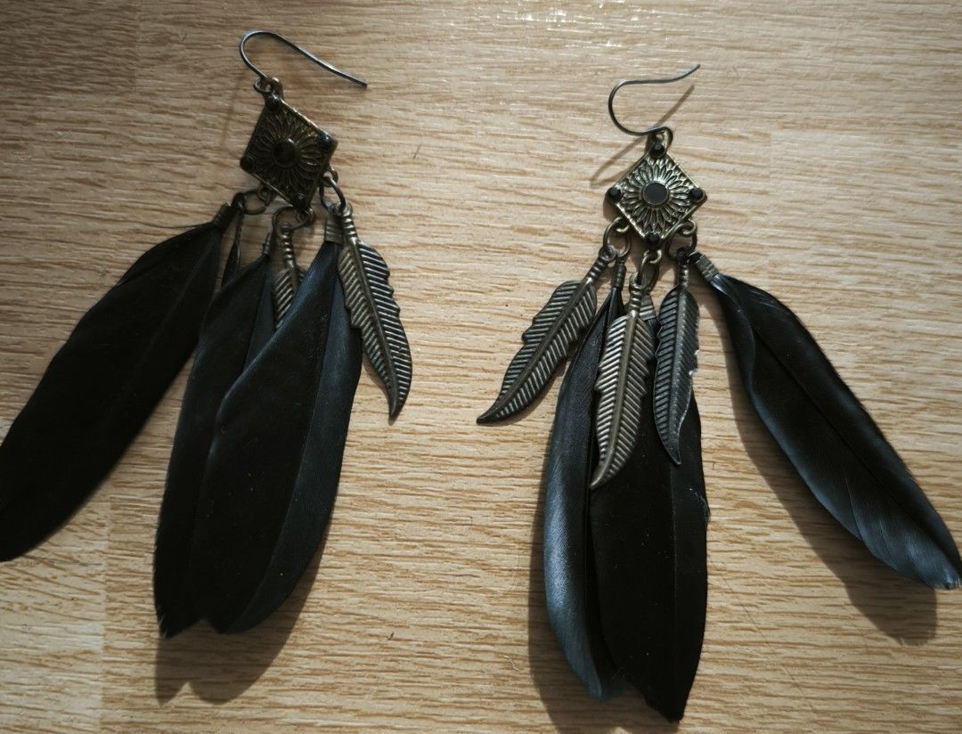 Furr dangling earrings (Category: Earrings) located in Manila. Submitted by wearforce (Listing ID 1466206940, Image 1). Description: Furr dangling earrings Vintage items in good condition no issues 151 + sf.