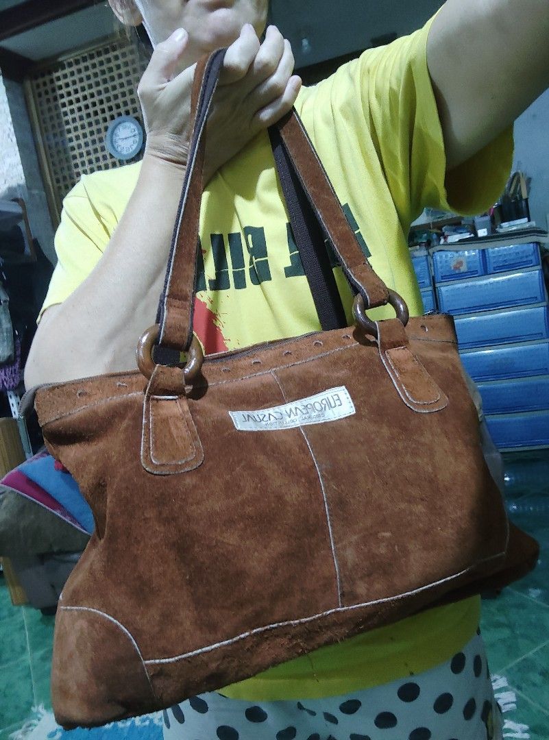 Gamuza leather tote bag (Category: Tote Bags) located in Cainta. Submitted by allauthenticbymj (Listing ID 1466211405, Image 2). Description: brand: European Casual brown gamuza leather sling *no issue price:350 last price posted ***buyer shoulders sf LOCATION: CAINTA Courier choices and MOP Gogo express (cod option) LBC (pay sf first-- cop for the item's amount) J&t (gcash payment) Lalamove for same day delivery Gcash payment.