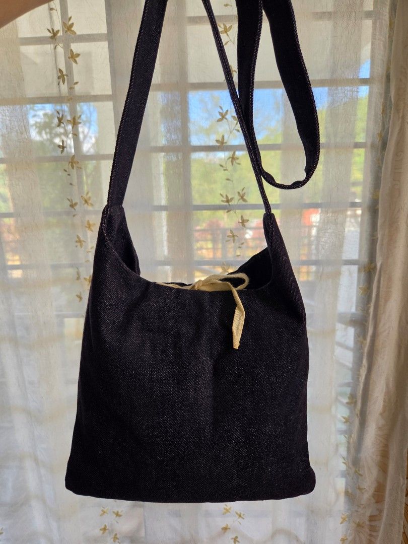 GAP sling bag (Category: Cross-body Bags) located in Baguio. Submitted by jz_finds (Listing ID 1466165237, Image 3). Description: medium sling.