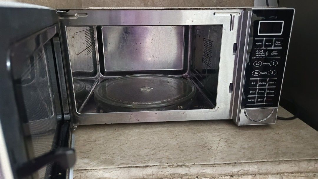 GE Microwave (Category: Cookers) located in Marikina City. Submitted by lunox2424 (Listing ID 1466304719, Image 3). Description: GE Microwave Oven Digital JEI2870 SPSS - 28L ✅Grill Function ✅Defrost Function Negotiable Barely used No box Di kaya sa motor. Mabigat and malaki. Marikina City.