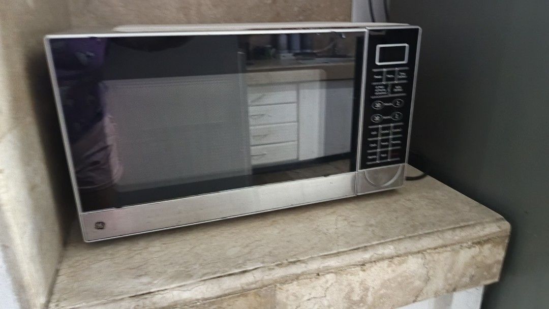 GE Microwave (Category: Cookers) located in Marikina City. Submitted by lunox2424 (Listing ID 1466304719, Image 2). Description: GE Microwave Oven Digital JEI2870 SPSS - 28L ✅Grill Function ✅Defrost Function Negotiable Barely used No box Di kaya sa motor. Mabigat and malaki. Marikina City.