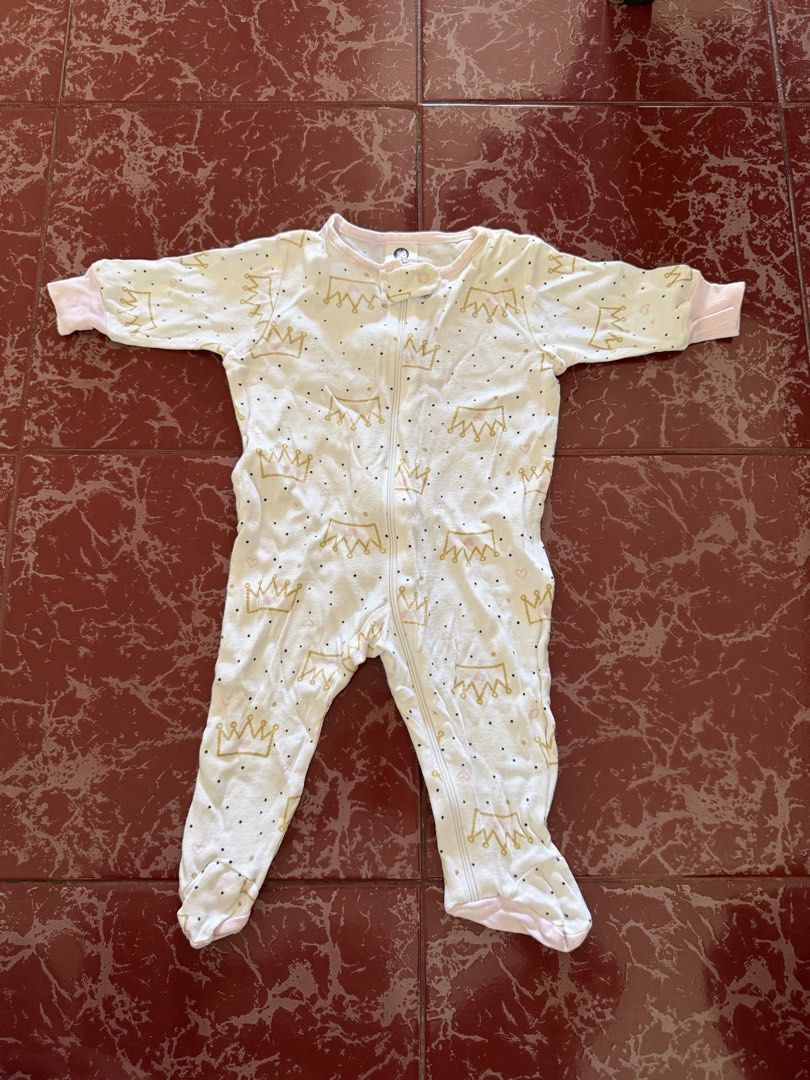 Gerber Baby Footed Sleeper Size 0-3M (Category: Babies & Kids Fashion) located in Las Pinas. Submitted by piwiealcantara (Listing ID 1466181675, Image 1). Description: - Brand: Gerber - Size: 0-3 Months - Design: White with gold crowns and tiny black dots, featuring cute pink trim - Features: Full zip front with protective top tab, long sleeves, and enclosed feet - Origin: Made in India - Condition: Clean, smoke-free, and ready to wear.