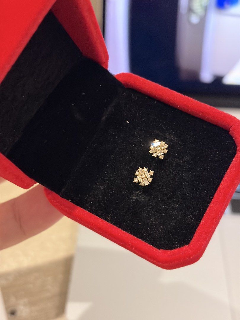 Gold Natural Diamond Snowflake Earrings (Category: Earrings) located in Marikina City. Submitted by silverowl-3972 (Listing ID 1466334945, Image 2). Description: - 0.20 carat natural diamonds in round brilliant and baguette cuts (in 18k gold) - Beautiful snowflake cluster design set in gold - Sparkly and versatile for daily wear or gifting - Includes Diamond Report Certificate #3040541 - Comes with a luxury red velvet presentation box Pickup in M