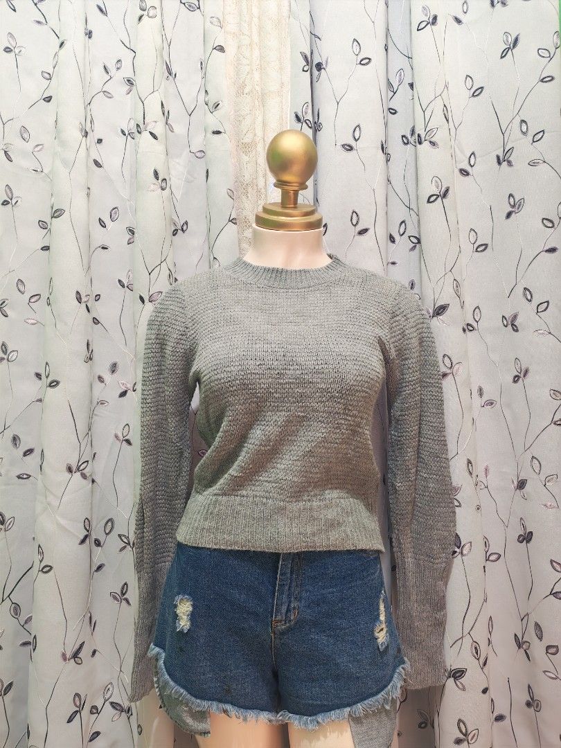 Gray Rib Knit Longsleeve (Category: Longsleeves) located in Caloocan City. Submitted by _misskaye (Listing ID 1466161825, Image 2). Description: - Color: Gray - Type: Rib Knit Longsleeve / Sweater - Size: Medium (M) - Material: Comfortable stretchy rib knit - Style: Versatile basic piece, easy to pair with shorts or jeans.