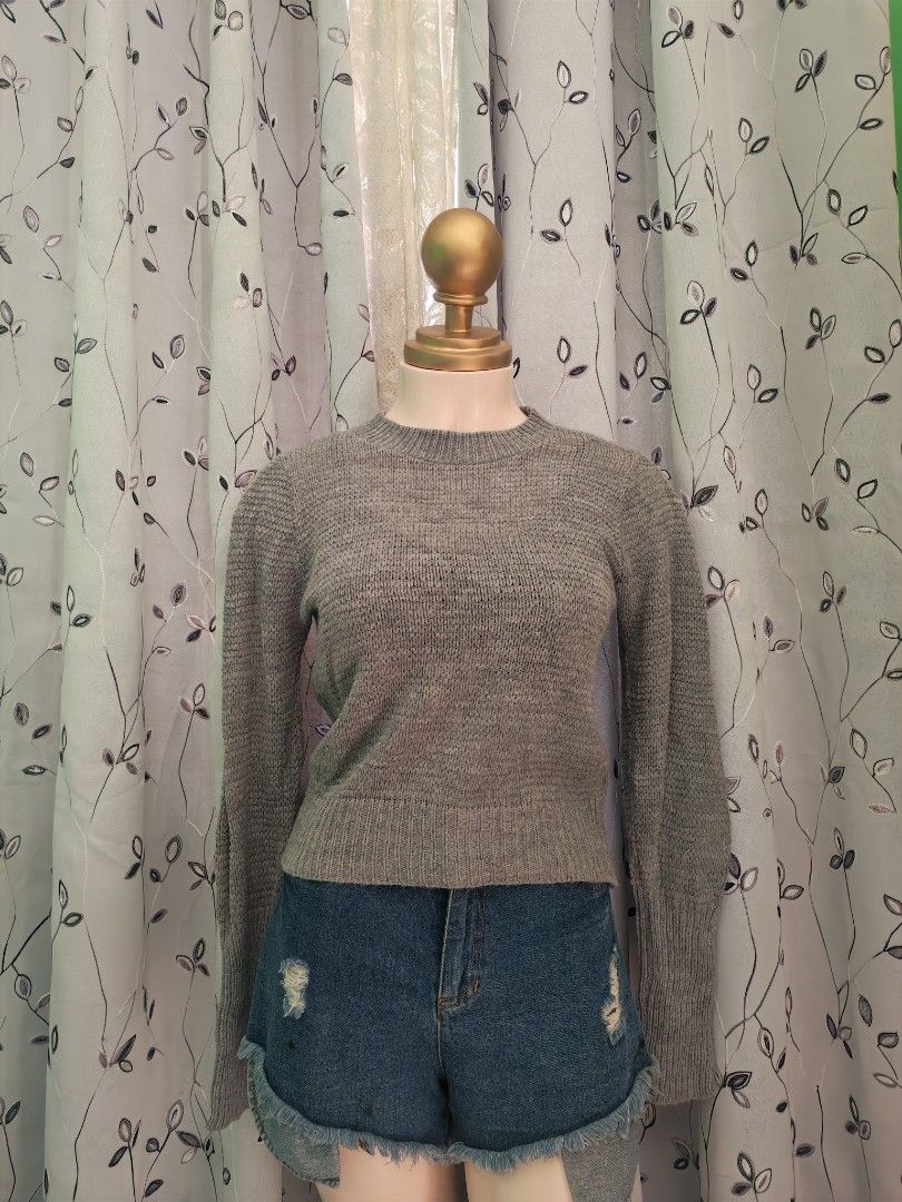 Gray Rib Knit Longsleeve (Category: Longsleeves) located in Caloocan City. Submitted by _misskaye (Listing ID 1466161825, Image 1). Description: - Color: Gray - Type: Rib Knit Longsleeve / Sweater - Size: Medium (M) - Material: Comfortable stretchy rib knit - Style: Versatile basic piece, easy to pair with shorts or jeans.