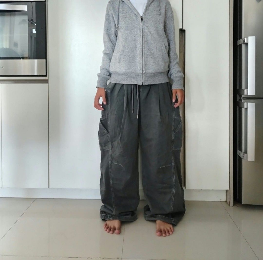 Grey Cargo Pants with Drawstring Waist (Category: Trousers) located in Manila. Submitted by vestrathrift (Listing ID 1461748029, Image 1). Description: 𝗥𝗔𝗡𝗗𝗢𝗠 𝗕𝗔𝗚𝗚𝗬 𝗖𝗔𝗥𝗚𝗢 (𝗚𝗥𝗘𝗬) 𝗠𝗜𝗡𝗘: ₱𝟮𝟵𝟵 + 𝗦𝗛𝗜𝗣𝗣𝗜𝗡𝗚 𝗙𝗘𝗘 ━━━━━━━━━━━━━━━━ 𝗠𝗘𝗔𝗦𝗨𝗥𝗘𝗠𝗘𝗡𝗧𝗦 𝗪𝗔𝗜𝗦𝗧: FREE 𝗟𝗘𝗡𝗚𝗧𝗛: 41 𝗧𝗛𝗜𝗚𝗛: 15 𝗟𝗘𝗚 𝗢𝗣𝗘𝗡𝗜𝗡𝗚: 10 𝗙𝗜𝗧: 𝗕𝗔𝗚𝗚𝗬 𝗖𝗢𝗡𝗗𝗜𝗧𝗜𝗢𝗡:𝟭𝟬/𝟭𝟬 𝗜𝗦𝗦𝗨𝗘𝗦:𝗡𝗢𝗡𝗘 ━━━━━━━━━━━━━━━━ 𝗗𝗘