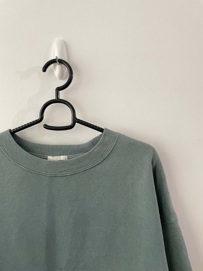 GU Blue Green Sweater (Category: Coats, Jackets and Outerwear) located in Quezon City. Submitted by mariaplusmoshi (Listing ID 1466164050, Image 3). Description: deets alr posted 📍Ever, Commonwealth, Q.C MOP: Gcash Lalamove/J&T.