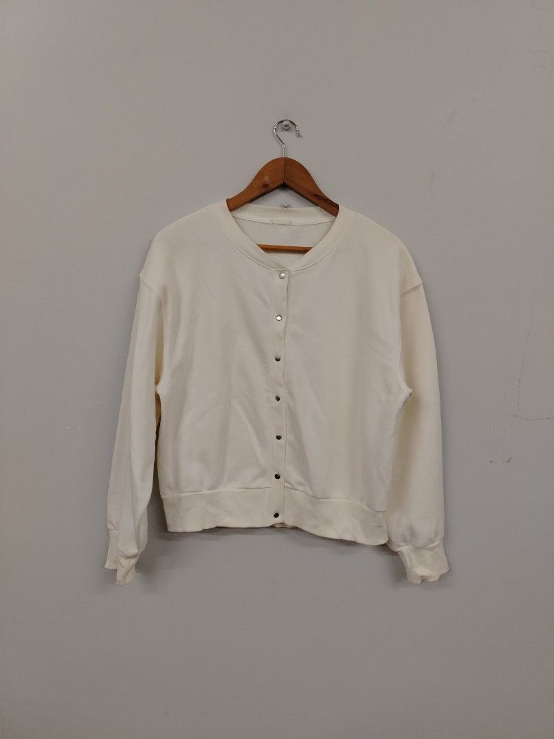 Gu buttondown cardigan (Category: Coats, Jackets and Outerwear) located in Angeles City. Submitted by angelcloset141989 (Listing ID 1466182977, Image 2). Description: Size : large Width : 22 Length : 22 Condition : 10/10 Location : pampanga.