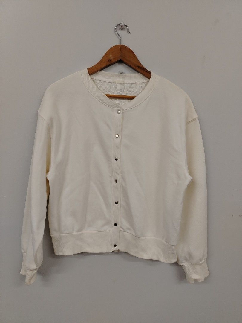 Gu buttondown cardigan (Category: Coats, Jackets and Outerwear) located in Angeles City. Submitted by angelcloset141989 (Listing ID 1466182977, Image 3). Description: Size : large Width : 22 Length : 22 Condition : 10/10 Location : pampanga.