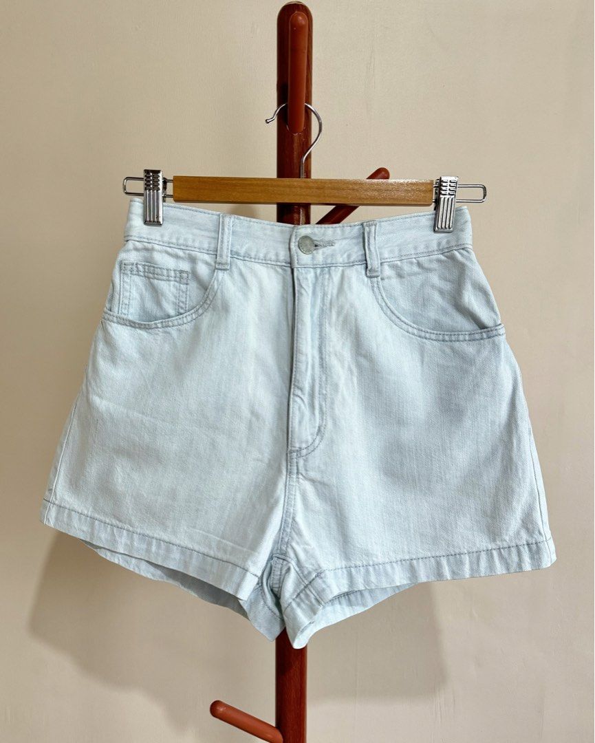 GU denim shorts (Category: Shorts) located in Davao. Submitted by bargainboutiquee (Listing ID 1466159345, Image 1). Description: Size and wash tag still intact! Good as new 💯.