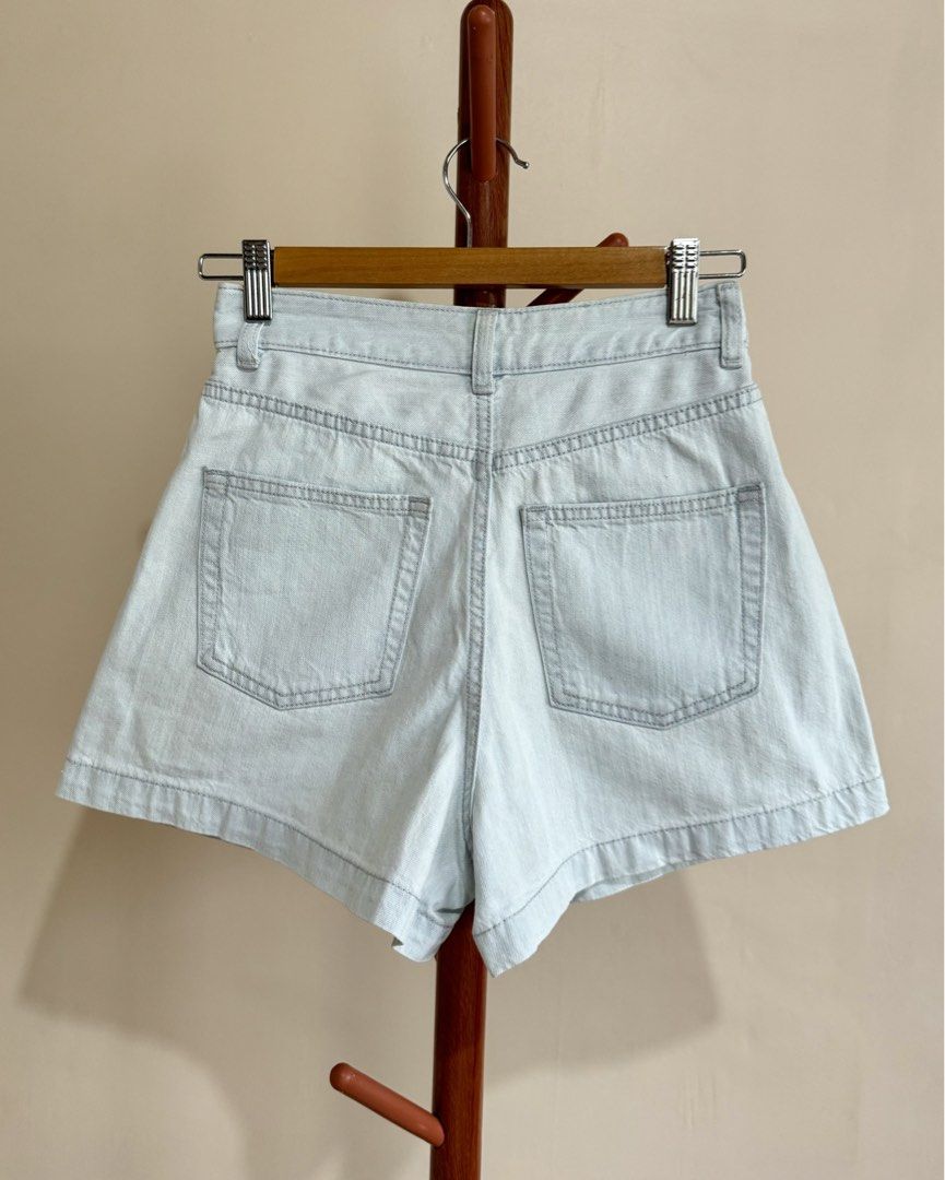 GU denim shorts (Category: Shorts) located in Davao. Submitted by bargainboutiquee (Listing ID 1466159345, Image 2). Description: Size and wash tag still intact! Good as new 💯.