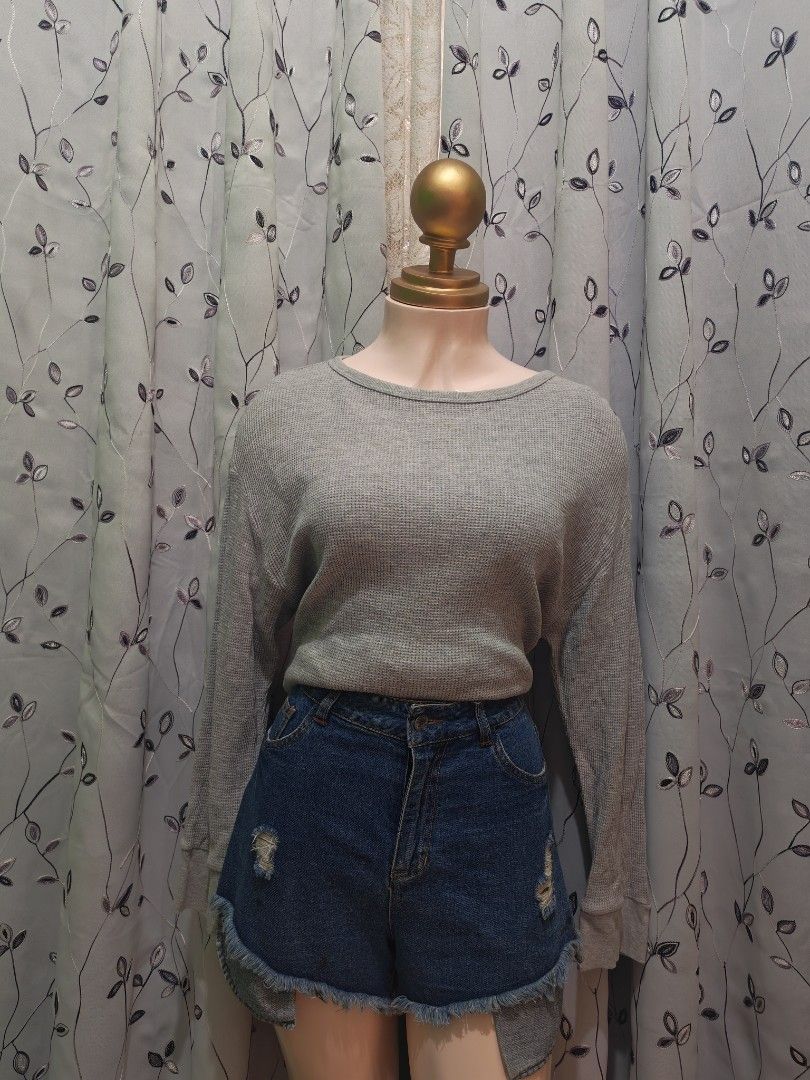 GU Grey Waffle Knit Long Sleeve Top (Category: Longsleeves) located in Caloocan City. Submitted by _misskaye (Listing ID 1466159648, Image 2). Description: - Brand: GU - Color: Grey - Material: 94% cotton, 6% rayon (Soft waffle knit texture) - Design: Long sleeves, round neckline - Style tip: Perfect everyday basic, easy to pair with denim shorts or jeans. ⚜️ Location: Caloocan City ⚜️ MOD: J.en.T, Lal4m0ve, Tikt0k or Sh0p3e Checkout ⚜️ no cancel