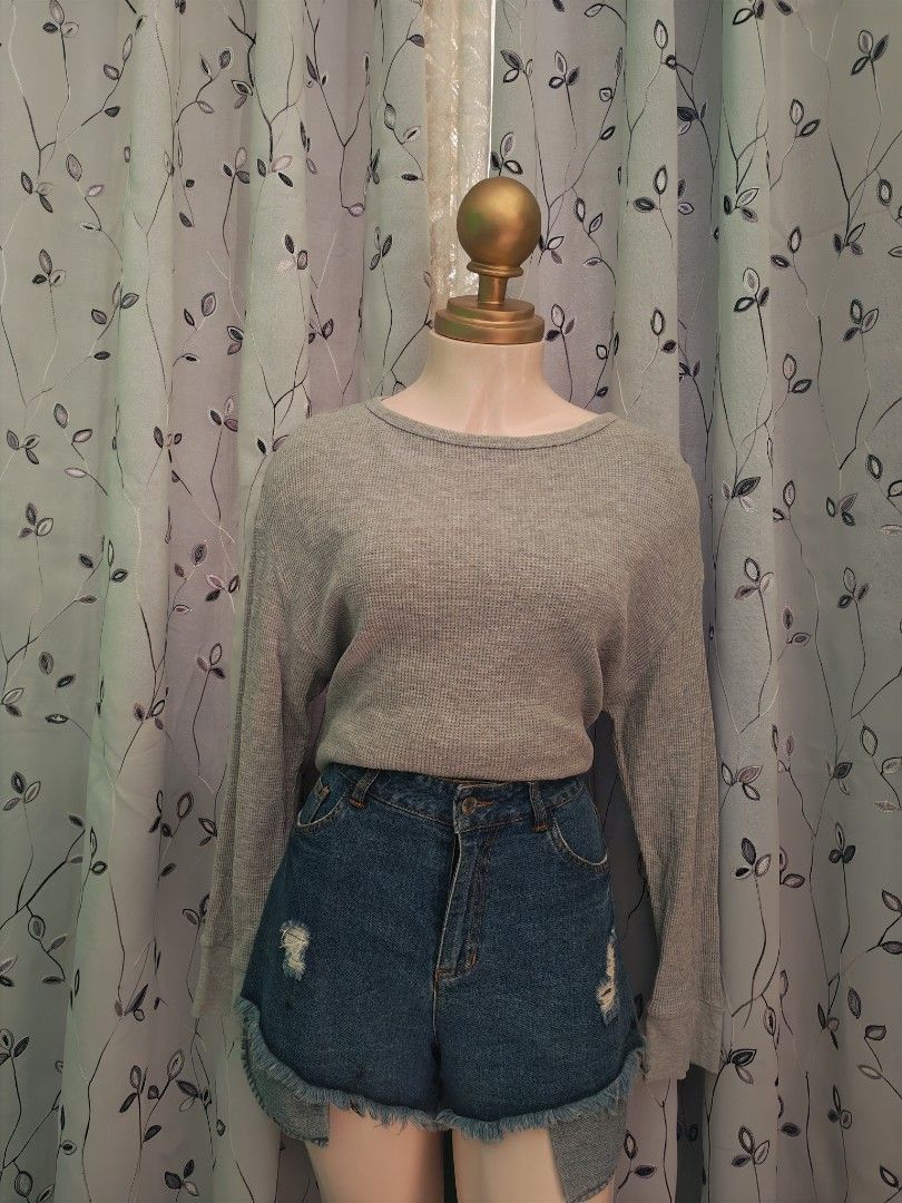 GU Grey Waffle Knit Long Sleeve Top (Category: Longsleeves) located in Caloocan City. Submitted by _misskaye (Listing ID 1466159648, Image 1). Description: - Brand: GU - Color: Grey - Material: 94% cotton, 6% rayon (Soft waffle knit texture) - Design: Long sleeves, round neckline - Style tip: Perfect everyday basic, easy to pair with denim shorts or jeans. ⚜️ Location: Caloocan City ⚜️ MOD: J.en.T, Lal4m0ve, Tikt0k or Sh0p3e Checkout ⚜️ no cancel