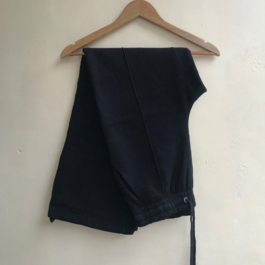 GU Heavyweight Sweat Pants (Category: Other Bottoms) located in Caloocan City. Submitted by _eunoiaa (Listing ID 1466309515, Image 1). Description: GU Heavyweight Sweat Pants Dimes: 28-33x39.5" Leg op: 10" Medium on tag Excellent condition No issue repriced na poo.