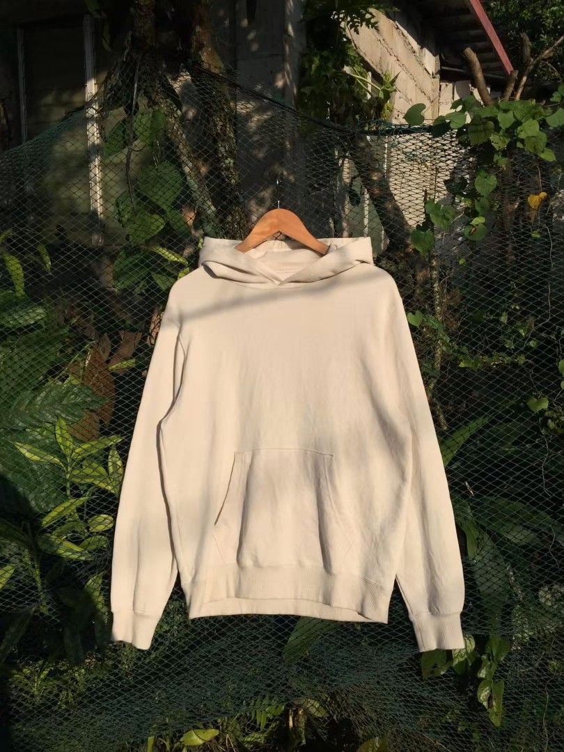 GU Lightweight (Category: Hoodies) located in Rizal. Submitted by biano.co (Listing ID 1466258270, Image 1). Description: 22 BY 26 LARGE.