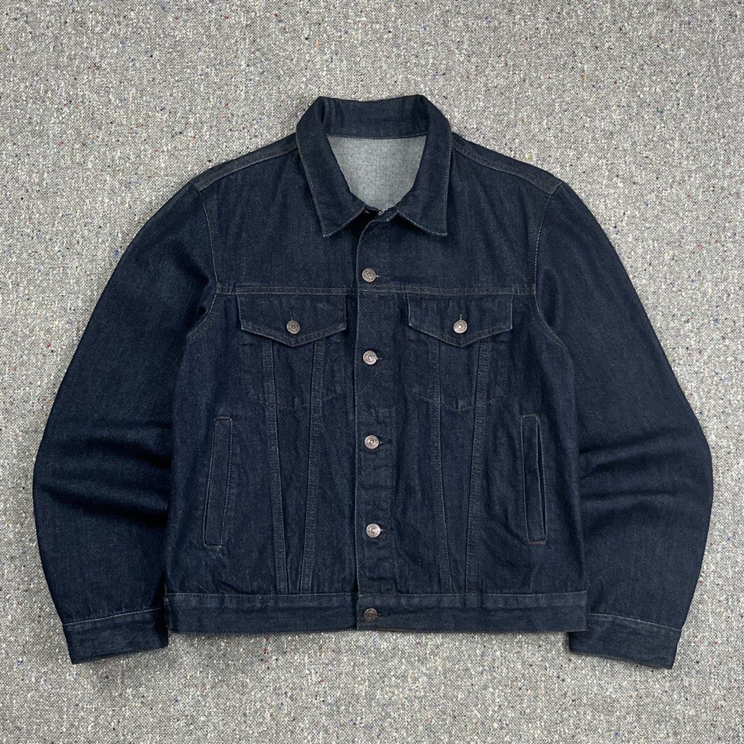 GU men’s raw dark indigo denim trucker jacket (Category: Activewear) located in Zamboanga. Submitted by deconstrukt.fit (Listing ID 1466328541, Image 1). Description: GU men’s raw dark indigo denim trucker jacket. Characterized by its deep blue hue, classic Type III-inspired structure with twin chest flap pockets, and additional vertical side welt pockets, it offers a clean and timeless casual aesthetic. Tag size: Large Measurement (inches) Shoul