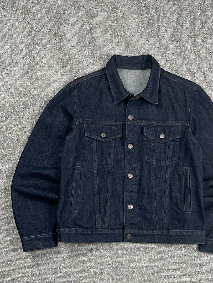 GU men’s raw dark indigo denim trucker jacket (Category: Activewear) located in Zamboanga. Submitted by deconstrukt.fit (Listing ID 1466328541, Image 2). Description: GU men’s raw dark indigo denim trucker jacket. Characterized by its deep blue hue, classic Type III-inspired structure with twin chest flap pockets, and additional vertical side welt pockets, it offers a clean and timeless casual aesthetic. Tag size: Large Measurement (inches) Shoul