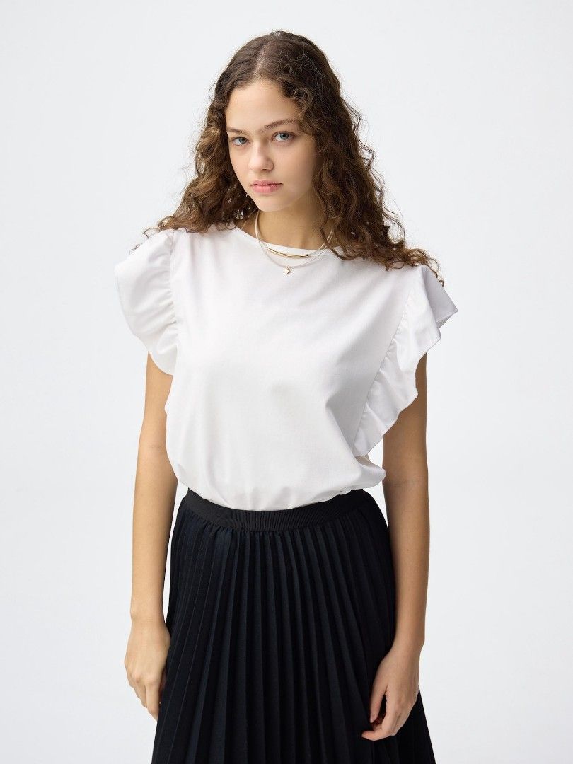 GU ruffle sleeve shirt blouse (Category: Blouses) located in Bulacan. Submitted by chi.cheezi.choko (Listing ID 1466188634, Image 2). Description: size large wore it 3x only :>.