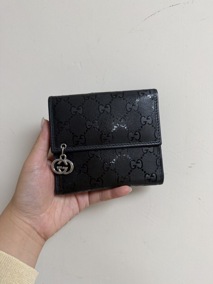 Gucci 黑色 GG Monogram 短銀包 （分類：手袋及銀包）位於 Hong Kong。 由 yeungmansheung 提交（商品編號 1466223860，圖片 1）。簡介： Gucci 黑色 GG Monogram 雙折短銀包，入面有好多卡槽同暗格，放到好多卡同現金。仲有一個銀包扣，掛到裝飾或鎖匙。實用款式，返工出街都好啱用。。