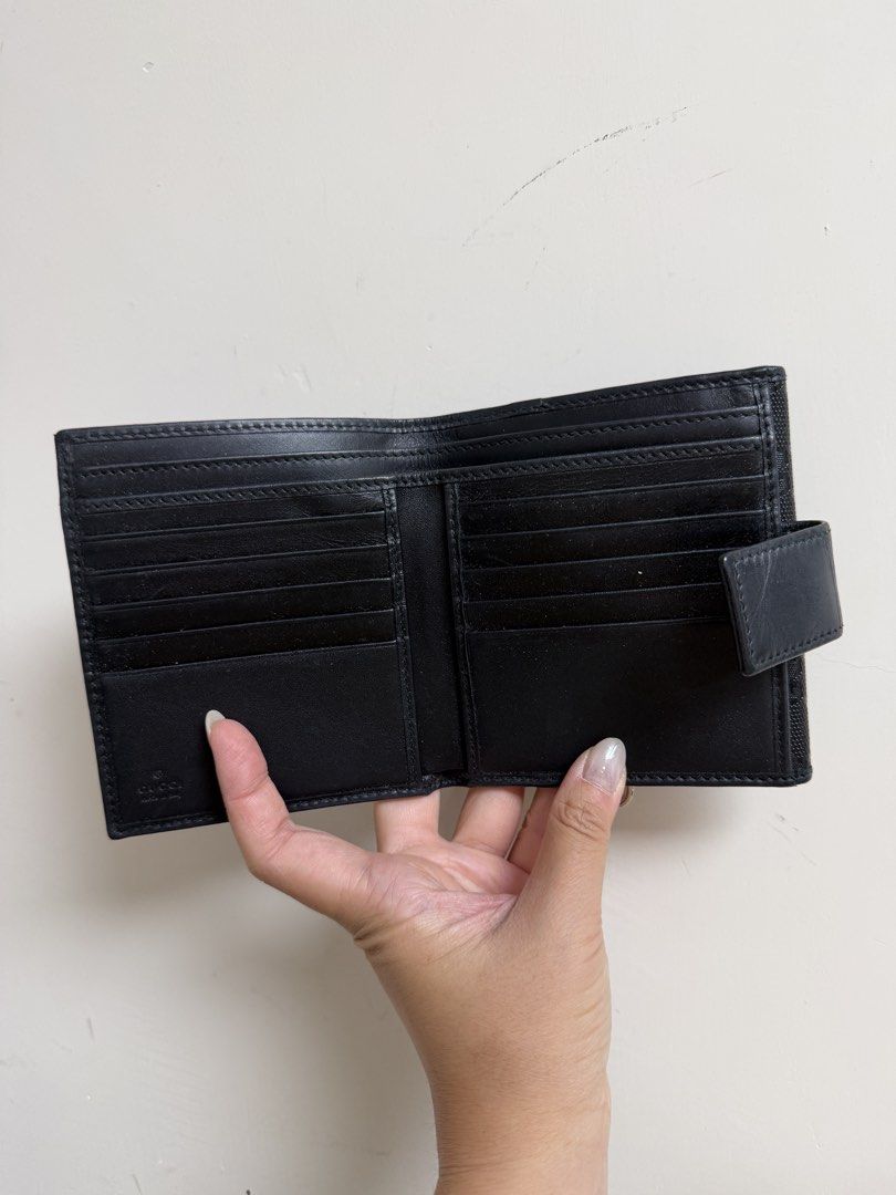 Gucci 黑色 GG Monogram 短銀包 （分類：手袋及銀包）位於 Hong Kong。 由 yeungmansheung 提交（商品編號 1466223860，圖片 3）。簡介： Gucci 黑色 GG Monogram 雙折短銀包，入面有好多卡槽同暗格，放到好多卡同現金。仲有一個銀包扣，掛到裝飾或鎖匙。實用款式，返工出街都好啱用。。