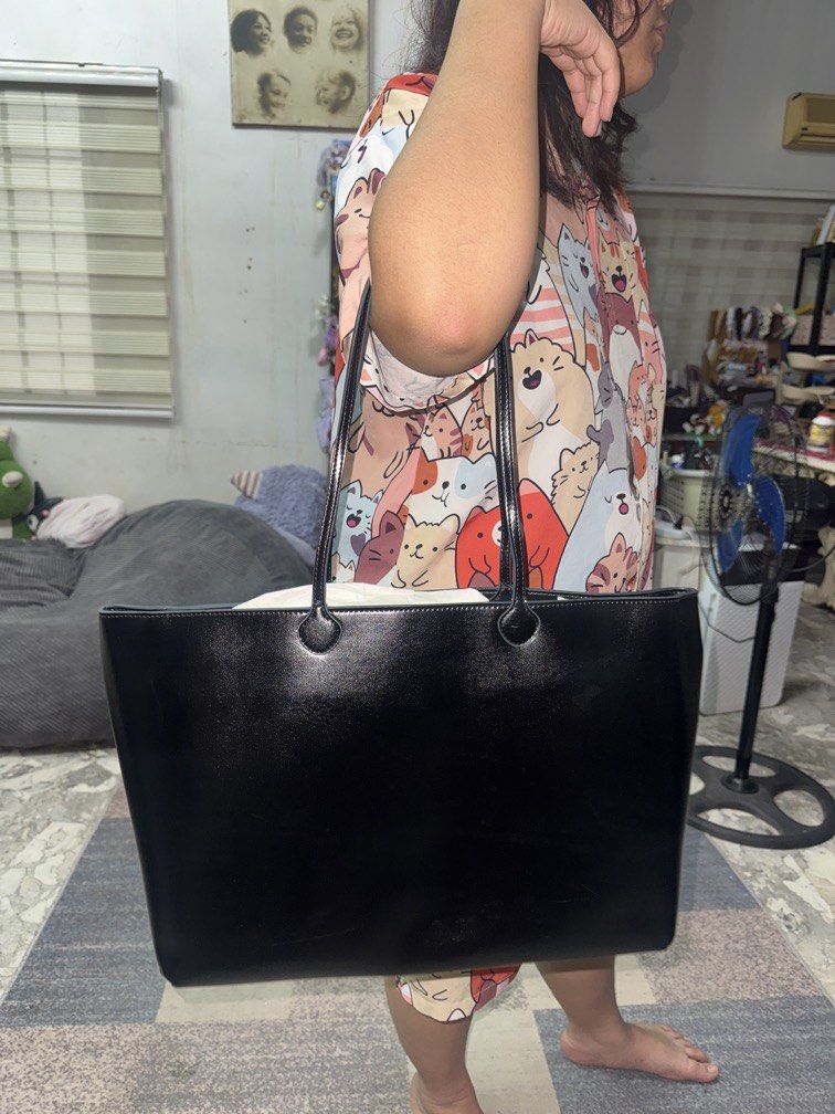 GUCCI LARGE BLACK LEATHER TOTE BAG (Category: Community) located in Angeles City. Submitted by migs_font29 (Listing ID 1466275970, Image 2). Description: nice .
