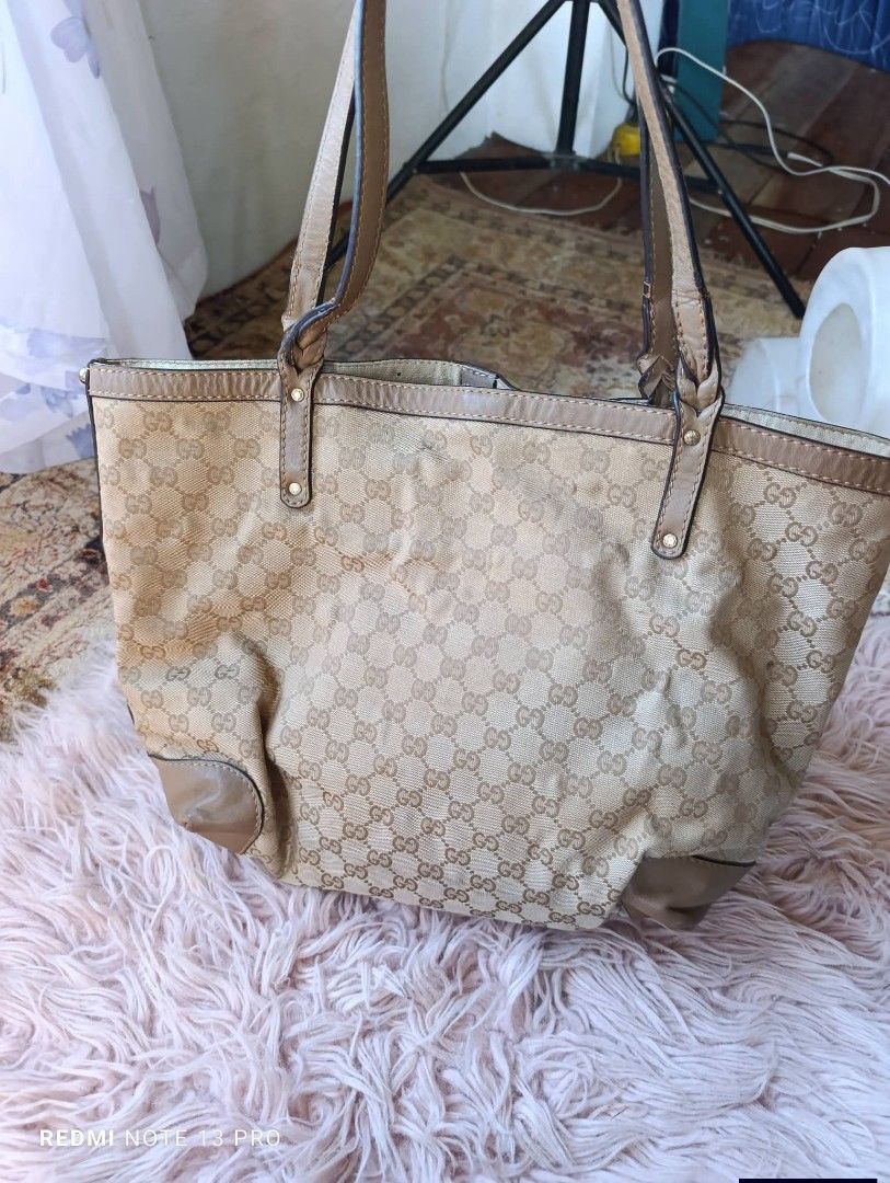 Gucci Tote Bag (Category: Tote Bags) located in San Fernando. Submitted by kristhriftshop13 (Listing ID 1466176808, Image 3). Description: .