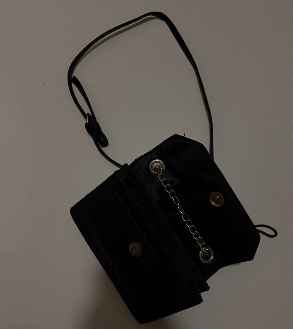 GUESS Black Snake Embossed Shoulder Bag (Category: Cross-body Bags) located in Mandaluyong City. Submitted by alexadkdy (Listing ID 1466319170, Image 2). Description: - Authentic GUESS shoulder bag - Color: Black - Material: Snake-embossed faux leather - Silver-tone chain detail - Magnetic flap closure - Adjustable shoulder strap - Good preloved condition - Minimal signs of use - No major flaws, tears, or hardware issues - Please check all photos