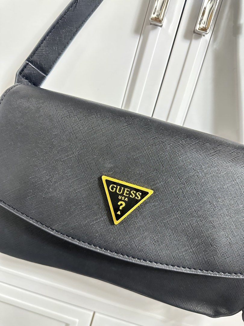 Guess Shoulder/Sling Bag (Category: Shoulder Bags) located in Quezon City. Submitted by jeydeegmr (Listing ID 1466310142, Image 2). Description: Selling my preloved guess bag. 2in1 shoulder or sling bag.