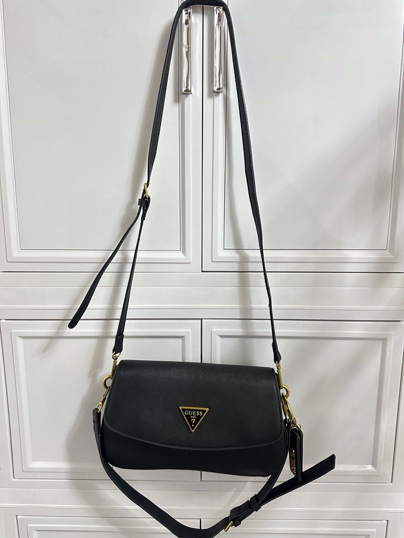 Guess Shoulder/Sling Bag (Category: Shoulder Bags) located in Quezon City. Submitted by jeydeegmr (Listing ID 1466310142, Image 3). Description: Selling my preloved guess bag. 2in1 shoulder or sling bag.