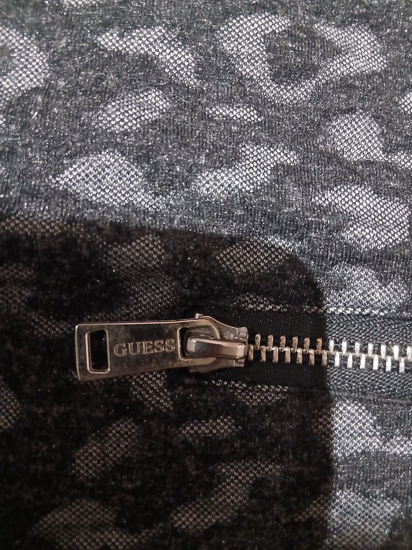 Guess tshirt (Category: Tshirts & Polo Shirts ) located in Iriga City. Submitted by newbear-a710 (Listing ID 1466280740, Image 3). Description: Excellent Condition Large on tag Need wash.