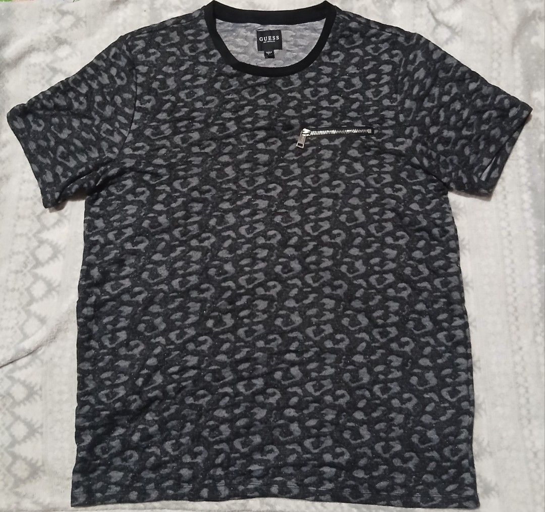 Guess tshirt (Category: Tshirts & Polo Shirts ) located in Iriga City. Submitted by newbear-a710 (Listing ID 1466280740, Image 1). Description: Excellent Condition Large on tag Need wash.