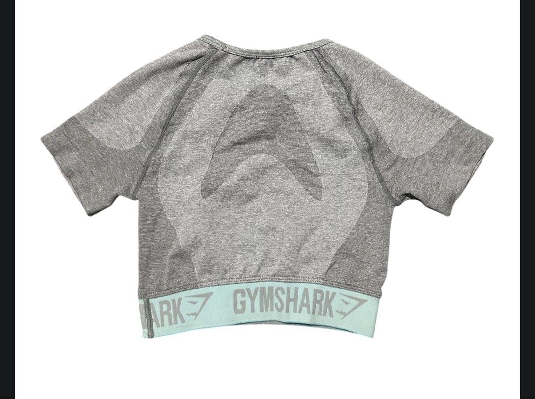 Gymshark flex crop top size small (Category: Activewear) located in Iba. Submitted by xooperfindslb (Listing ID 1466183264, Image 3). Description: Gymshark flex crop top size small Band size 11 inches when laid flat Color: grey/ mint green Good condition No issue.