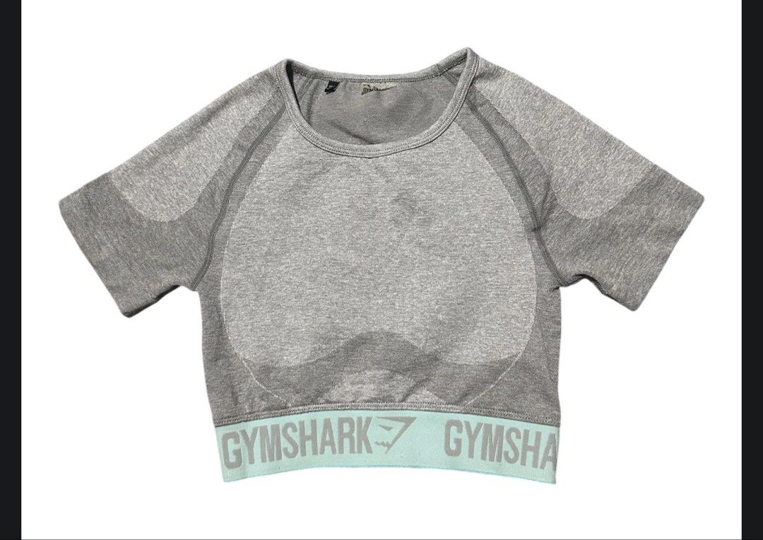 Gymshark flex crop top size small (Category: Activewear) located in Iba. Submitted by xooperfindslb (Listing ID 1466183264, Image 2). Description: Gymshark flex crop top size small Band size 11 inches when laid flat Color: grey/ mint green Good condition No issue.