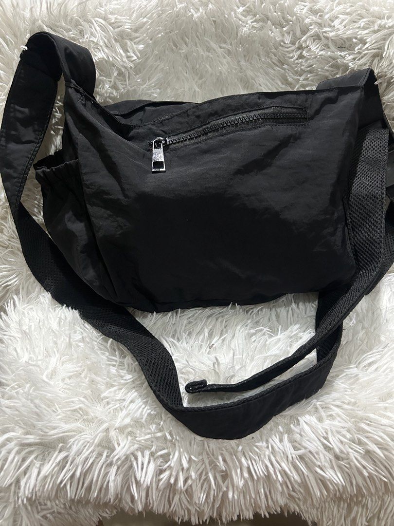 Gym/Travel Bag (Category: Sling Bags) located in Pasig City. Submitted by minminreyn (Listing ID 1466270159, Image 2). Description: Pa lulu🍋 ang tela Gym or travel bag Unbranded No issue Jnt or Cavite.