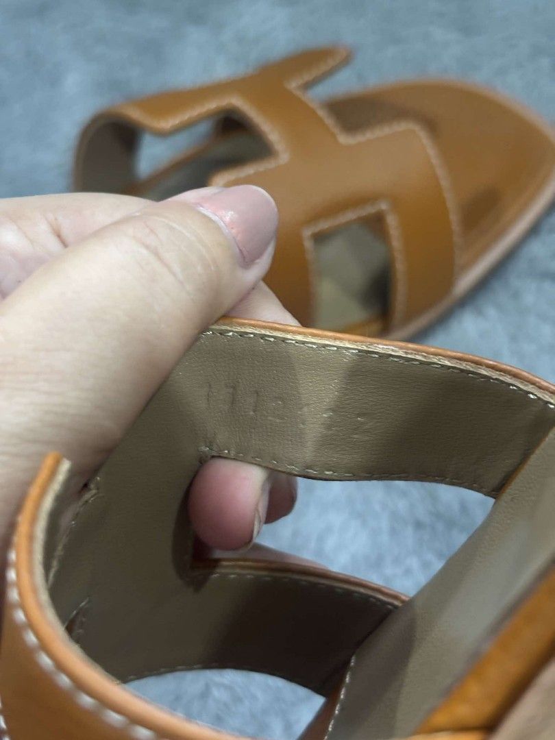 H ER M E S (Category: Flats & Sandals) located in Valenzuela. Submitted by meloluxcollections (Listing ID 1466242339, Image 3). Description: .