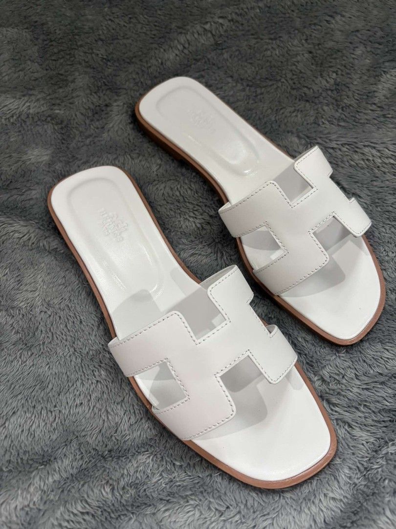 H ER M E S (Category: Flats & Sandals) located in Valenzuela. Submitted by meloluxcollections (Listing ID 1466242586, Image 2). Description: .