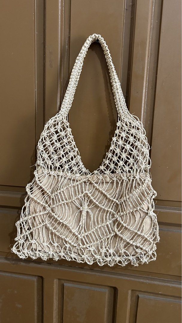 Hand woven tote bag boracay (Category: Shoulder Bags) located in Quezon City. Submitted by amaripreloved (Listing ID 1466167695, Image 2). Description: Brand new Hand Woven shoulder tote bag from Boracay Never been used Perfect for beach trip Rfs: Extra Nova qc Jnt lalamove Gcash bank xfer.