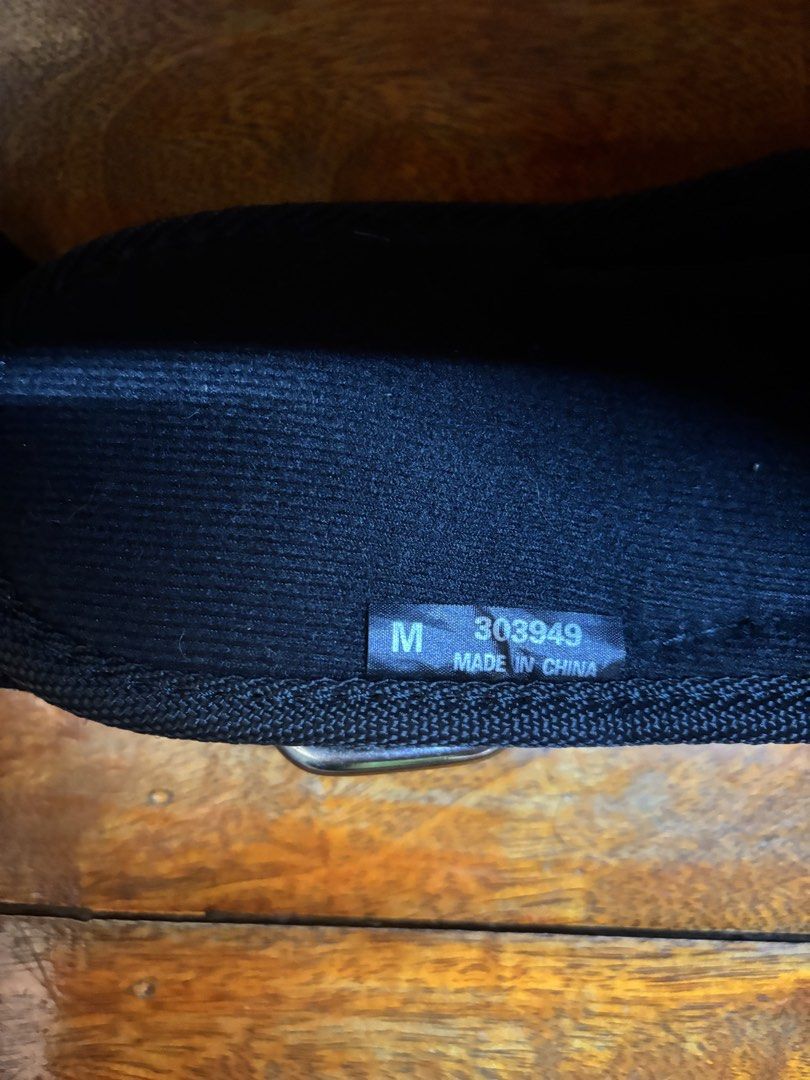 HARBINGER Weightlifting Belt - Size M (Category: Toning & Stretching Accessories) located in Santo Domingo. Submitted by royal.teresa (Listing ID 1445805259, Image 3). Description: - Harbinger Weightlifting Belt - Size: Medium - Color: Black - Provides essential back support during heavy lifts - Adjustable strap for a customized, secure fit - Made with durable material for long-lasting use - Perfect for your next training session.