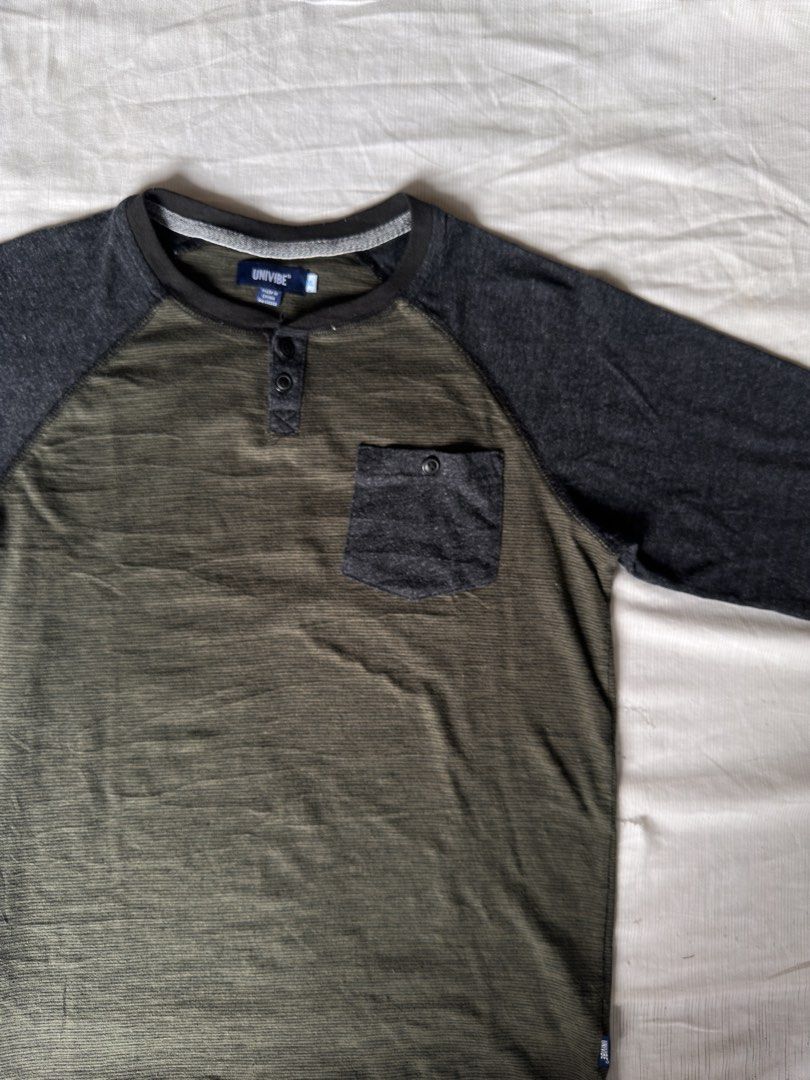 HENLEY (Category: Tshirts & Polo Shirts ) located in Davao. Submitted by kelsocool (Listing ID 1466256759, Image 3). Description: Univibe Two-Tone Waffle Raglan Henley Dimes (inch): 24 - length 18 - width 19.5 - sleeve color rate: 9/10 no issue good condition Model: 5’5 ft/ 54 kg Description: Two-tone raglan sleeve henley with a single chest pocket and waffle-textured body. Great earth-tone layering piece for neutral fits..