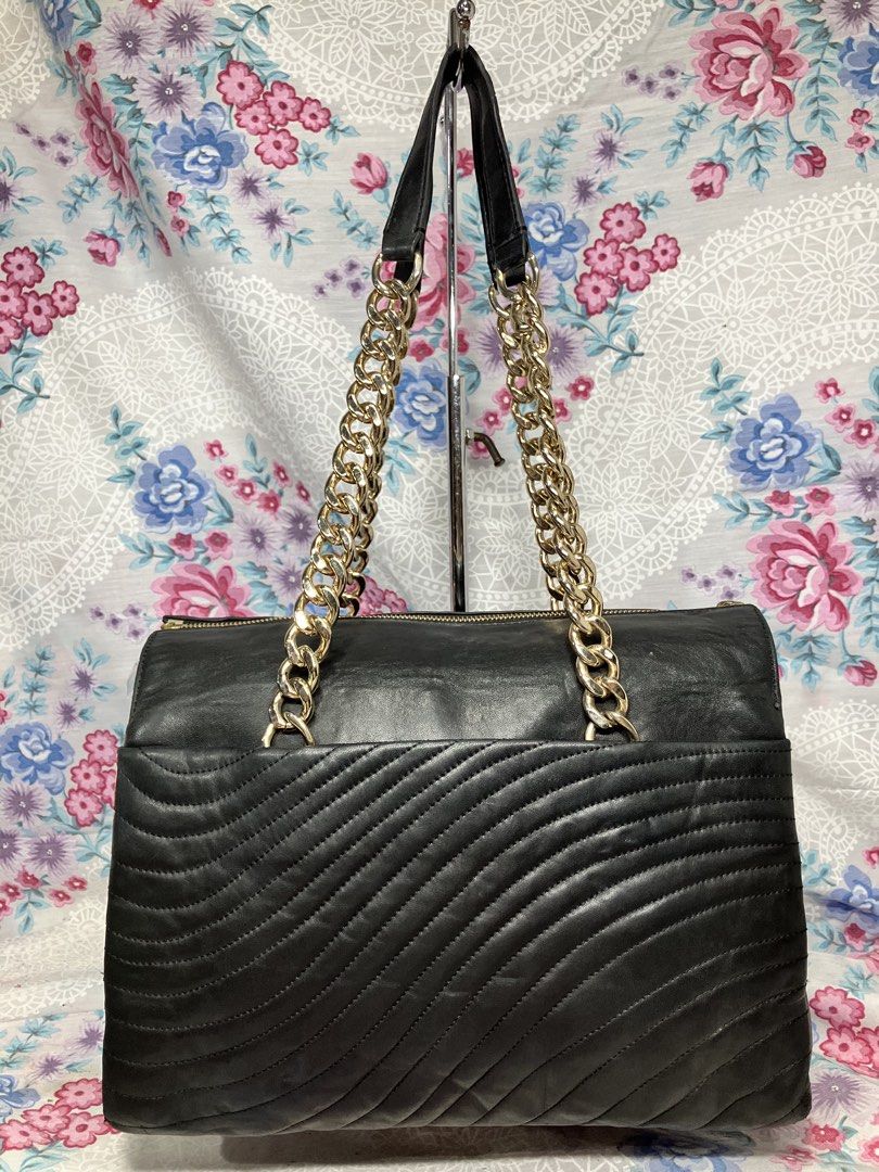 HENRI BENDEL CLASSIC LAMBSKIN BAG (Category: Shoulder Bags) located in General Mariano Alvarez. Submitted by adonid (Listing ID 1466193084, Image 3). Description: HENRI BENDEL CLASSIC LAMBSKIN BAG GOOD CONDITION NORMAL SIGN OF USAGE ONLY CROSSBODY /SHOULDER BAG .