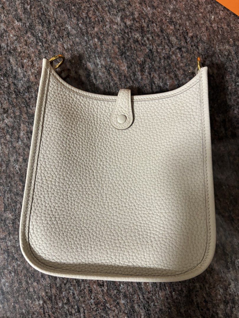 Hermes Mini Evelyne 金扣 奶昔白 Craie （分類：手袋及銀包）位於 Hong Kong。 由 charlottebubble 提交（商品編號 1466295950，圖片 3）。簡介： 🤍 Hermes Mini Evelyne Craie 奶昔白 金扣 TC皮 Stamp G (2026) 🐂 TC皮 🪝金扣 🛍️ 2026年購自深圳萬象城專門店 💯 100%正貨 authentic ✨ 肩帶全新未開，內裏有正常使用痕跡，外面狀態良好 🎁 有盒、塵袋、price tag 及包裝 ✅ 沒有單 ❌ 🔍 可以陪驗（費用請自理） 面交地點互就。