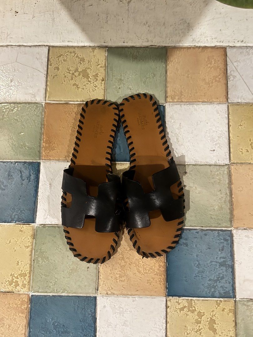 Hermes flats in black & tan (Category: Flats & Sandals) located in Manila. Submitted by namiskyumi (Listing ID 1466303167, Image 1). Description: - size 39/40.