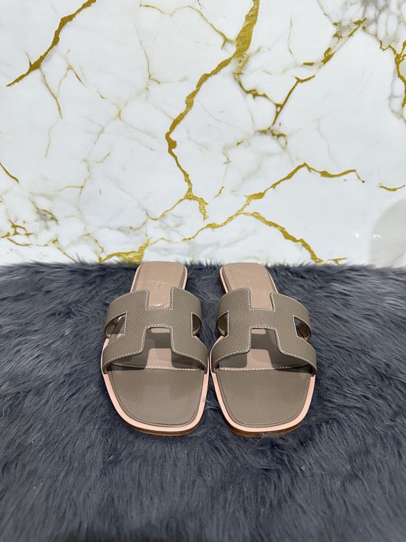 Hermes Oran (Category: Flats & Sandals) located in Marikina City. Submitted by georgiaprelovestuff (Listing ID 1466188173, Image 1). Description: size 40 PLEASE READ BEFORE MAKING AN OFFER: 🔹No inclusions since this is preloved 🔹NO to low ballers please 🔹NO meetups due to busy schedule 🔹If you make an offer, please get the item let's not waste each other's time 🔹NO return NO exchange NO cancellation 🔹Please manage your expectation since all