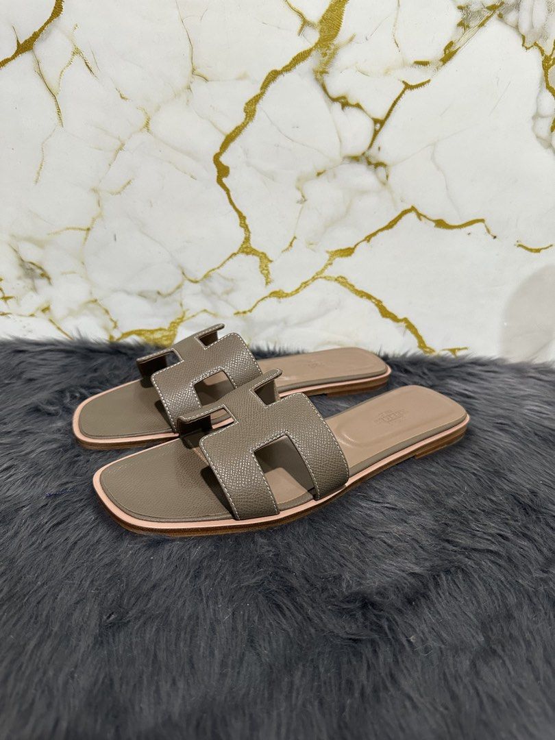 Hermes Oran (Category: Flats & Sandals) located in Marikina City. Submitted by georgiaprelovestuff (Listing ID 1466188173, Image 3). Description: size 40 PLEASE READ BEFORE MAKING AN OFFER: 🔹No inclusions since this is preloved 🔹NO to low ballers please 🔹NO meetups due to busy schedule 🔹If you make an offer, please get the item let's not waste each other's time 🔹NO return NO exchange NO cancellation 🔹Please manage your expectation since all