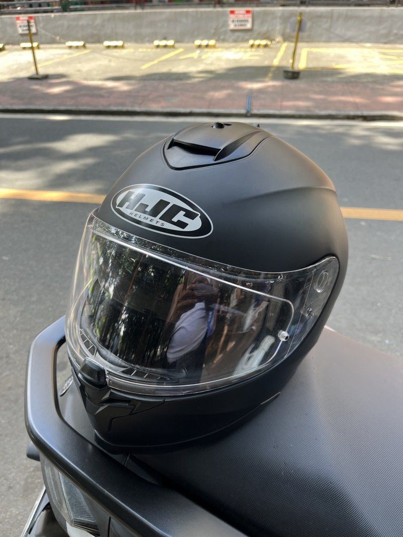HJC C70 (Category: Helmets and other Riding Gears) located in Marikina City. Submitted by wayupcollective (Listing ID 1466179056, Image 2). Description: HJC C70 Dual visor Still in good condition Hairline scratches Size XL on tag Leather peeling .