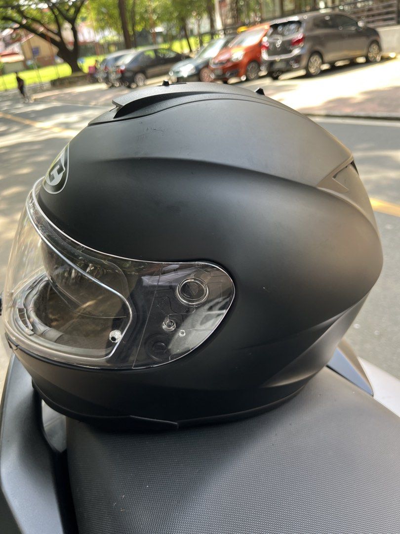 HJC C70 (Category: Helmets and other Riding Gears) located in Marikina City. Submitted by wayupcollective (Listing ID 1466179056, Image 3). Description: HJC C70 Dual visor Still in good condition Hairline scratches Size XL on tag Leather peeling .