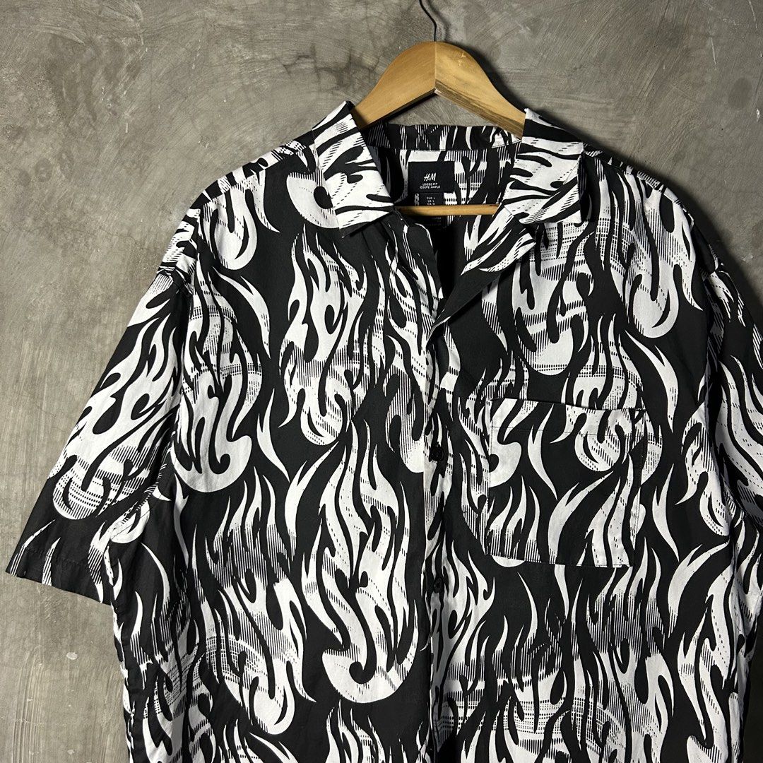 H&M - Oversized Flame Open Collar Polo (Category: Tshirts & Polo Shirts ) located in Tayabas. Submitted by streetdepartment (Listing ID 1466311565, Image 2). Description: H&M - Oversized Flame Open Collar Polo Excellent condition Flaw/s: minimal stain Size: Large on tag Measurements (inches): Width: 25” Length: 29.5” Price: 680 + shipping fee Dm to purchase! Note: Manage your expectations as you are dealing with secondhand items. Color may vary d